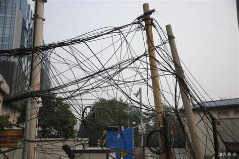 房子旁邊有電線杆