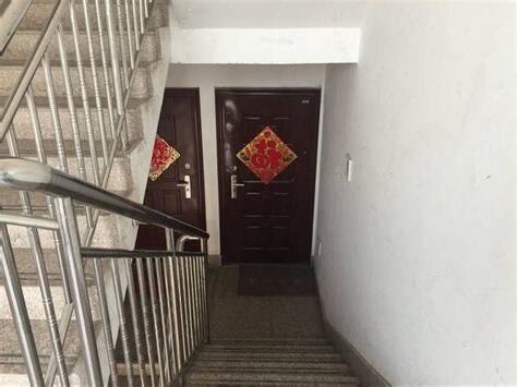 出門見牆壁