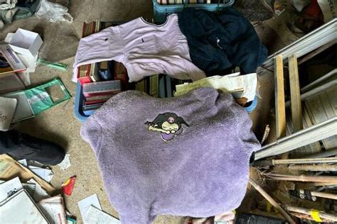 衣服瓦礫