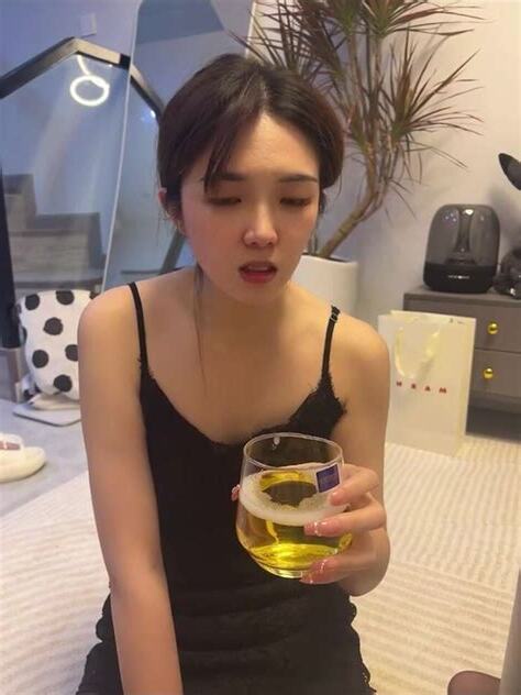 母狗喝尿