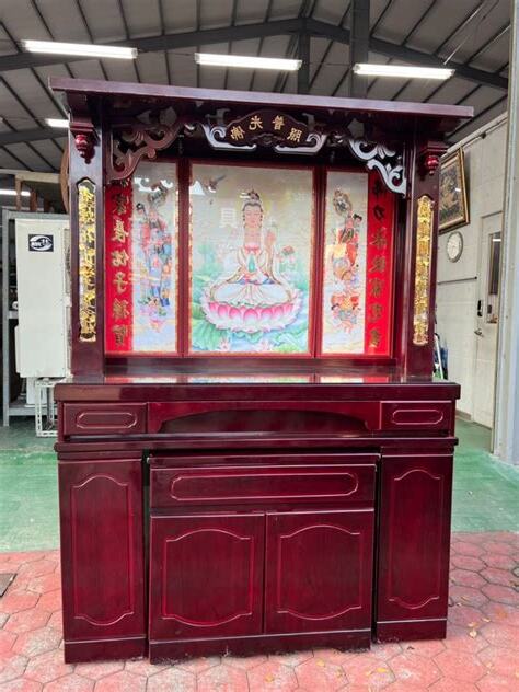 睡神明桌下