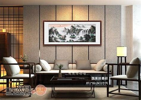 沙發後面掛畫