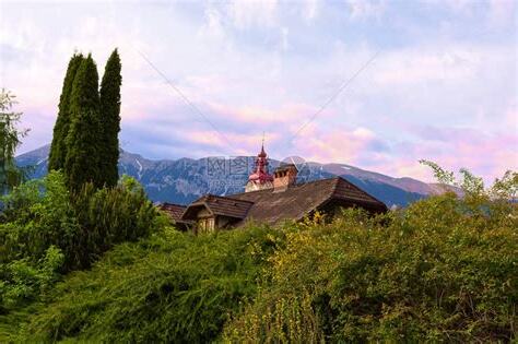 教堂旁邊的房子