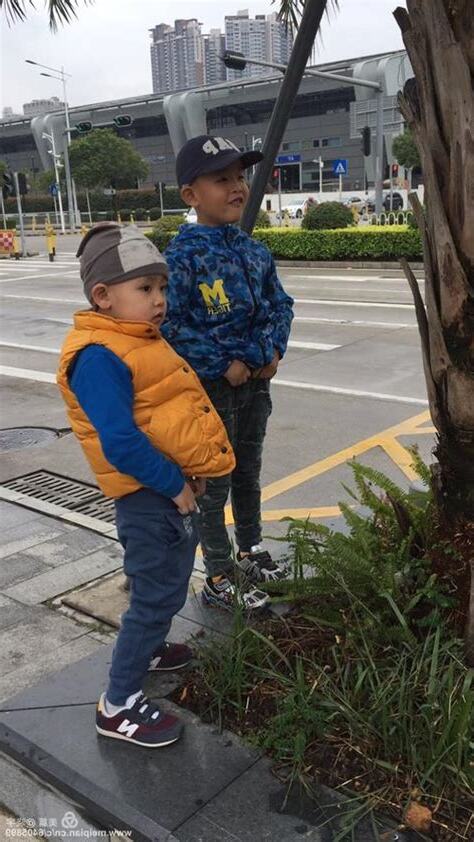 小男孩肛交
