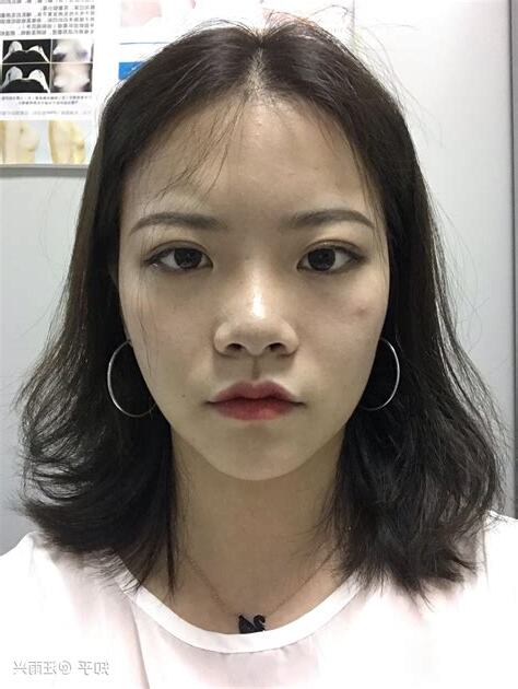 大鼻子女人