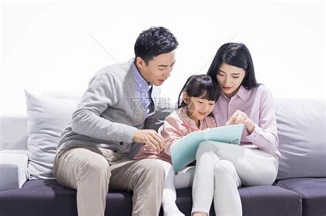 父母陪伴孩子