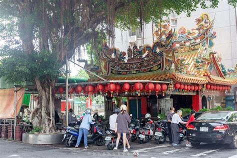 住在土地公廟旁邊