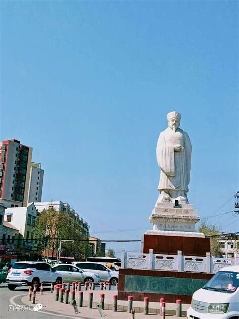朝向西南方的石像