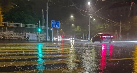 下大雨的照片