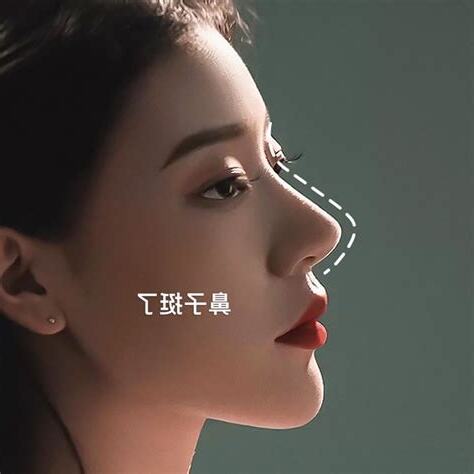 鼻梁中間黑黑的