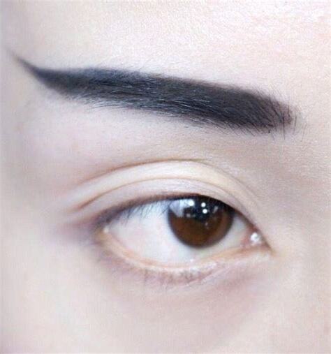 眉毛向上翹