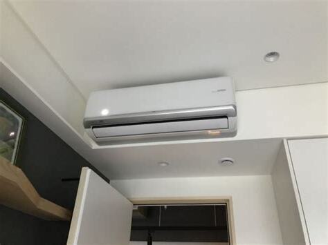 冷氣在門上方