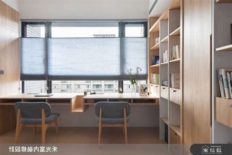 窗邊書桌