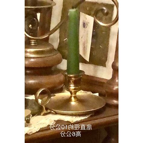 手持燭台