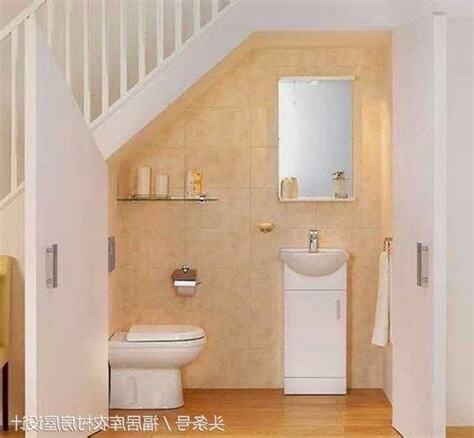 梯下廁所