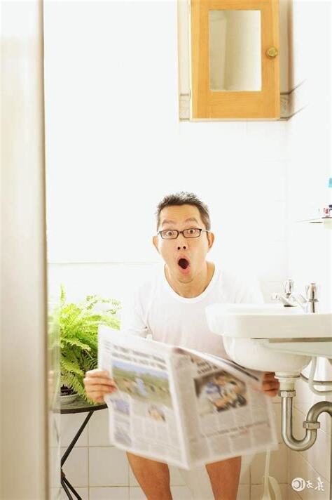 坐著上廁所