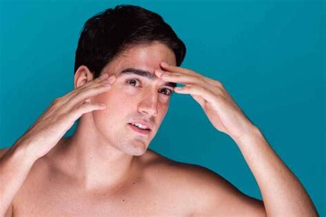 眉骨突出男人面相