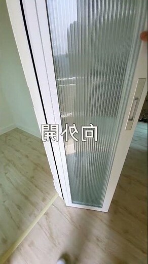 房門外開