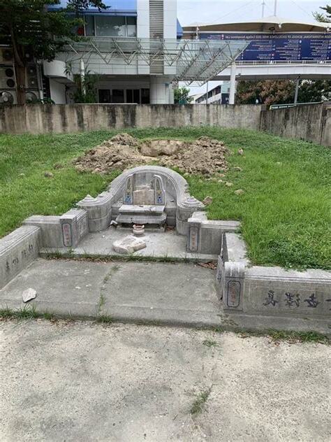 何家祖墳
