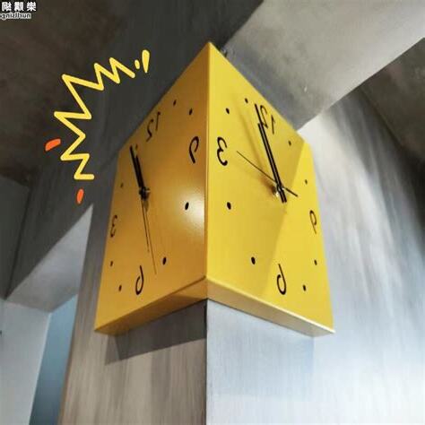 時鐘掛門上