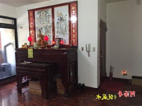 神桌正對大門