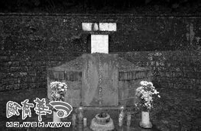 于右任墓上吊