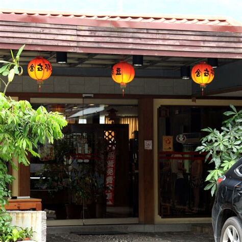 左鄰右舍意思