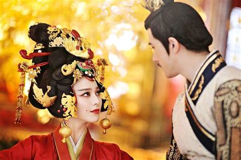 女大三抱金磚
