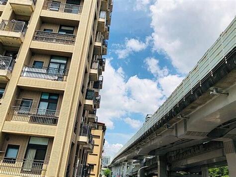 住在高架橋旁邊