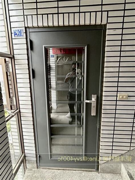 鐵灰色大門顏色