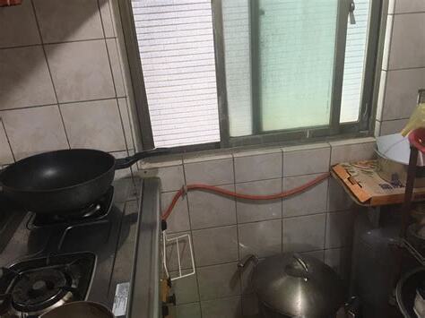 瓦斯爐旁邊有窗户