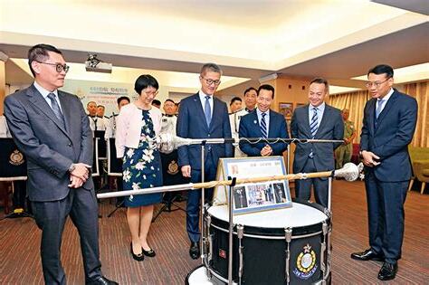 鄧肇堅爵士