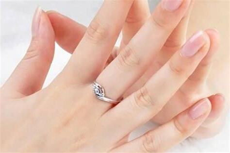 中指戴戒指女