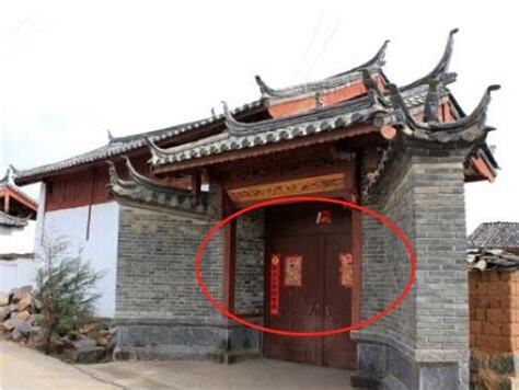 大門向南