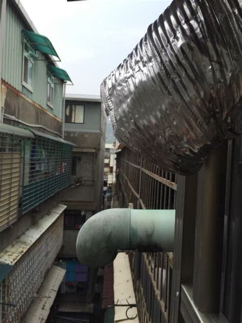 排油煙管對著我家