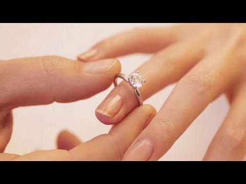 無名指戴戒指的意思