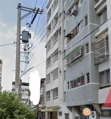 房子外有電線桿