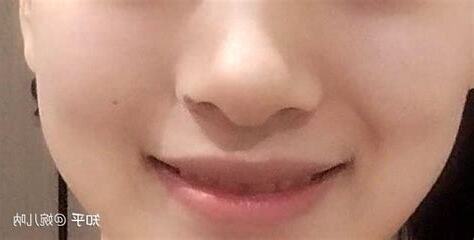 笑的時候嘴巴歪一邊面相