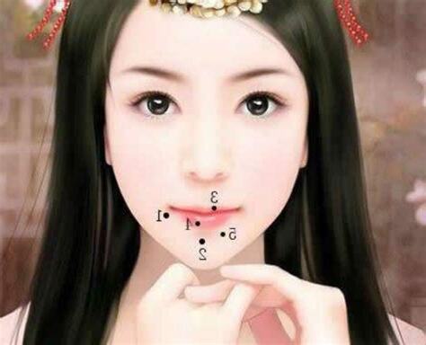 左嘴角上有痣女