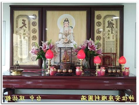 小鳥飛進神明廳