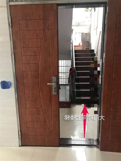 大門對樓梯向上
