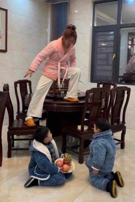 外甥在客廳幫姐姐掭