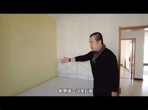 牀沒靠牆