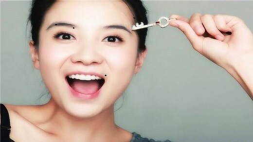 右上眼皮有痣女