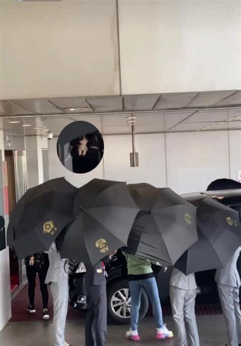 女兒拿黑傘