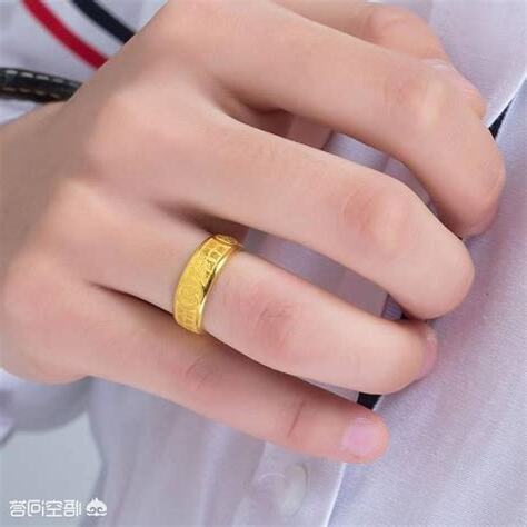 戴黃金戒指