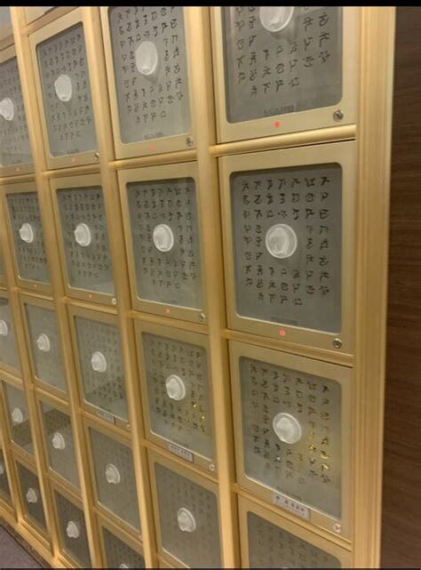 夫妻塔位左右