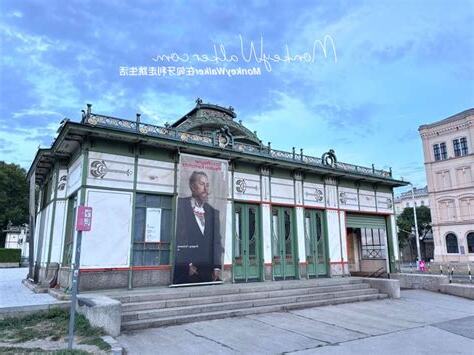 教堂旁邊的房子