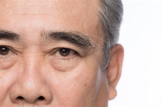 眉毛有一根特別長