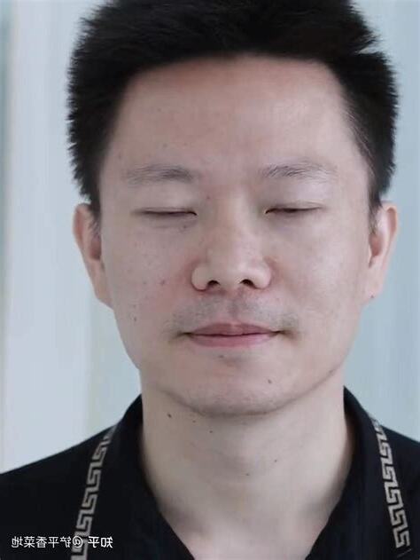 眉毛稀疏的男人